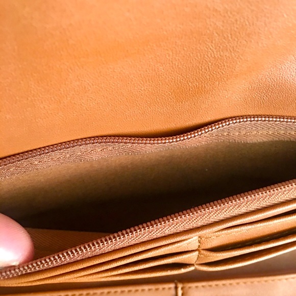 Beautiful Universal Thread Wallet - Picture 4 of 4